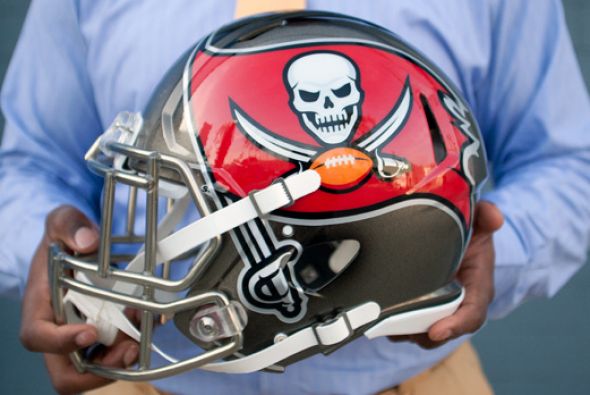 Los Tampa Bay Buccaneers renovaron su casco y logo para 2014 Univision