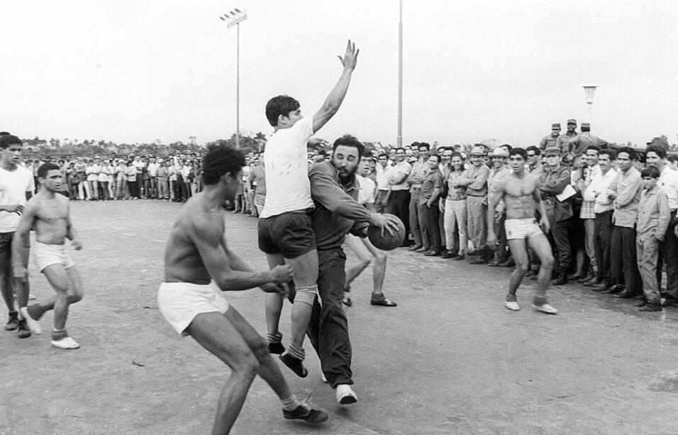 El líder cubano juega básquetbol con un grupo de estudiantes de una escu...