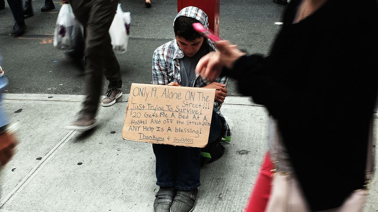 Un adolescente pidiendo dinero en las calles de Manhattan, en mayo de 2015.