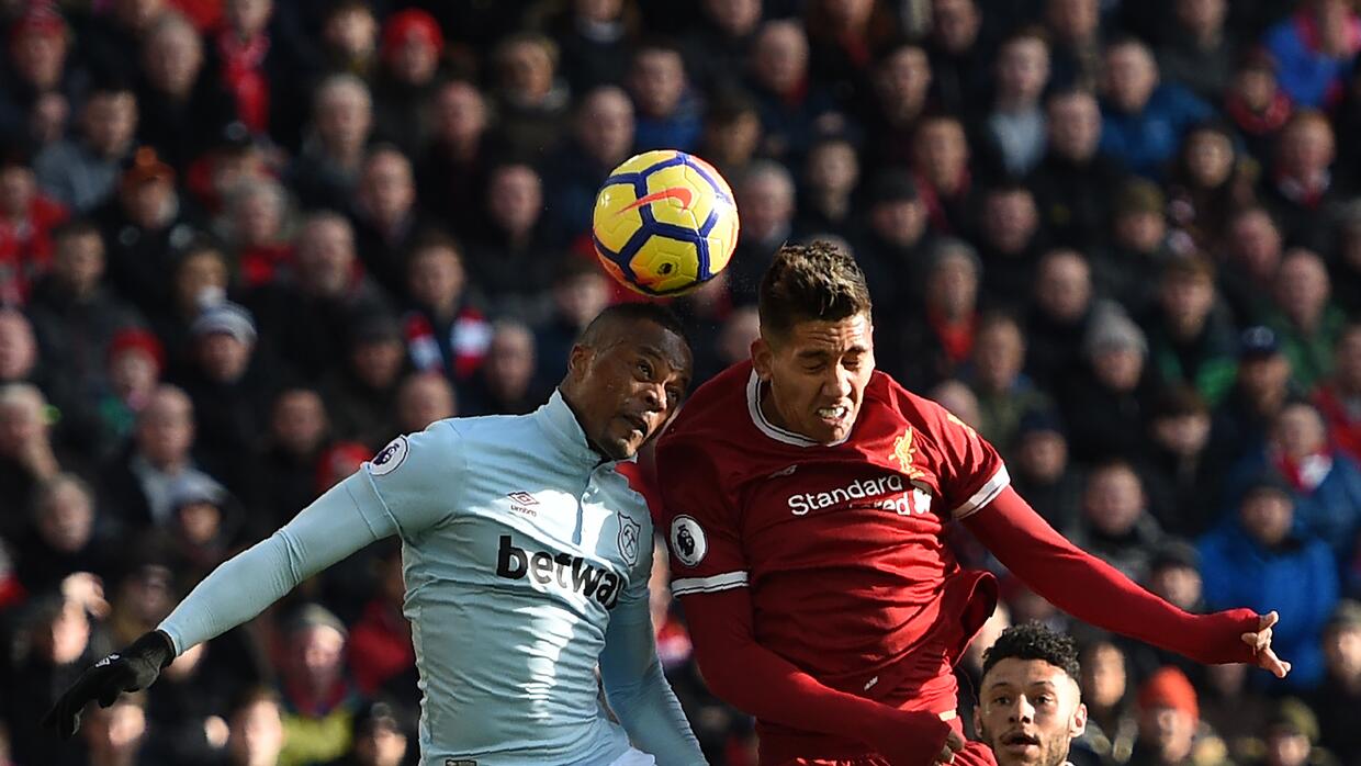 Compañero del Chicharito celebra su regreso a la Premier League con lesión