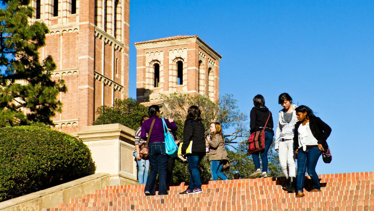 la ley, la SB4 establece que ninguna universidad puede impedir que los a...