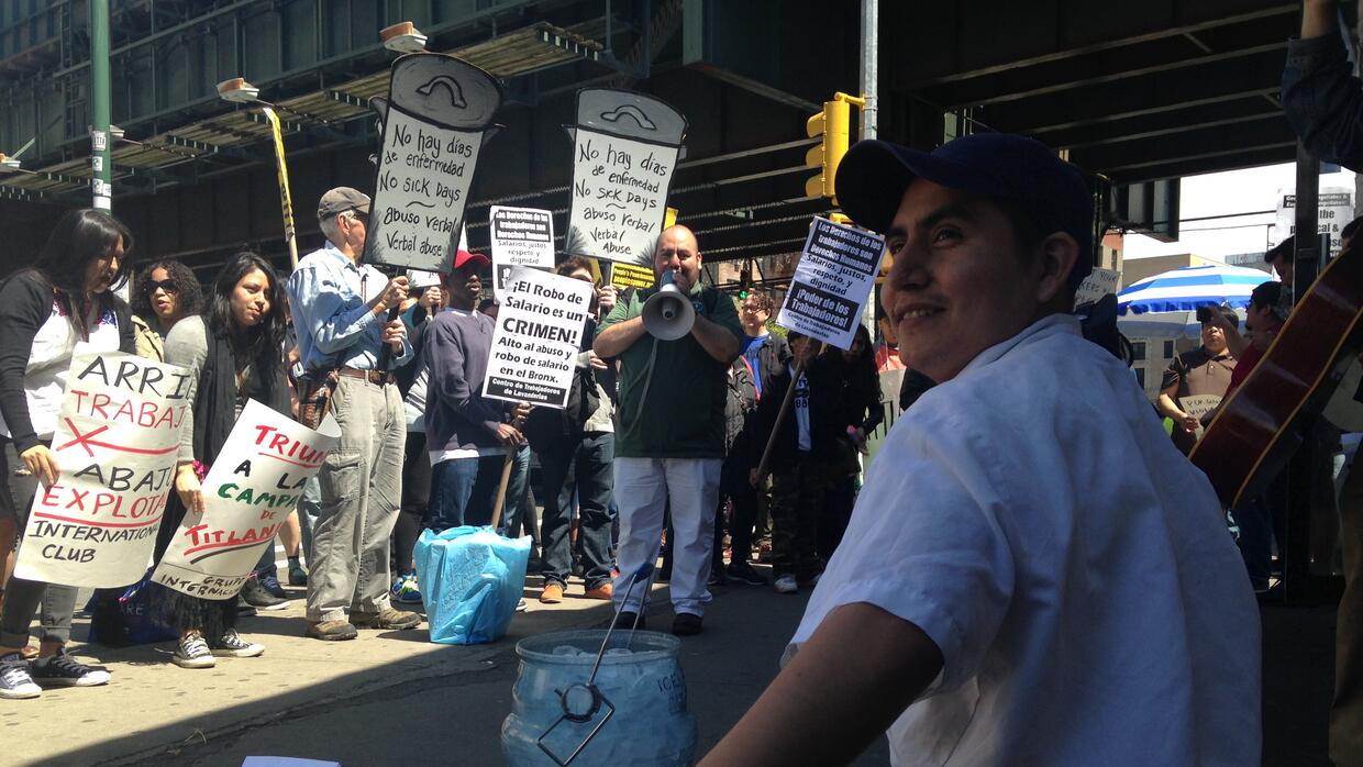 Oscar Ramírez, quien habla náhuatl, lucha por los derechos laborales.