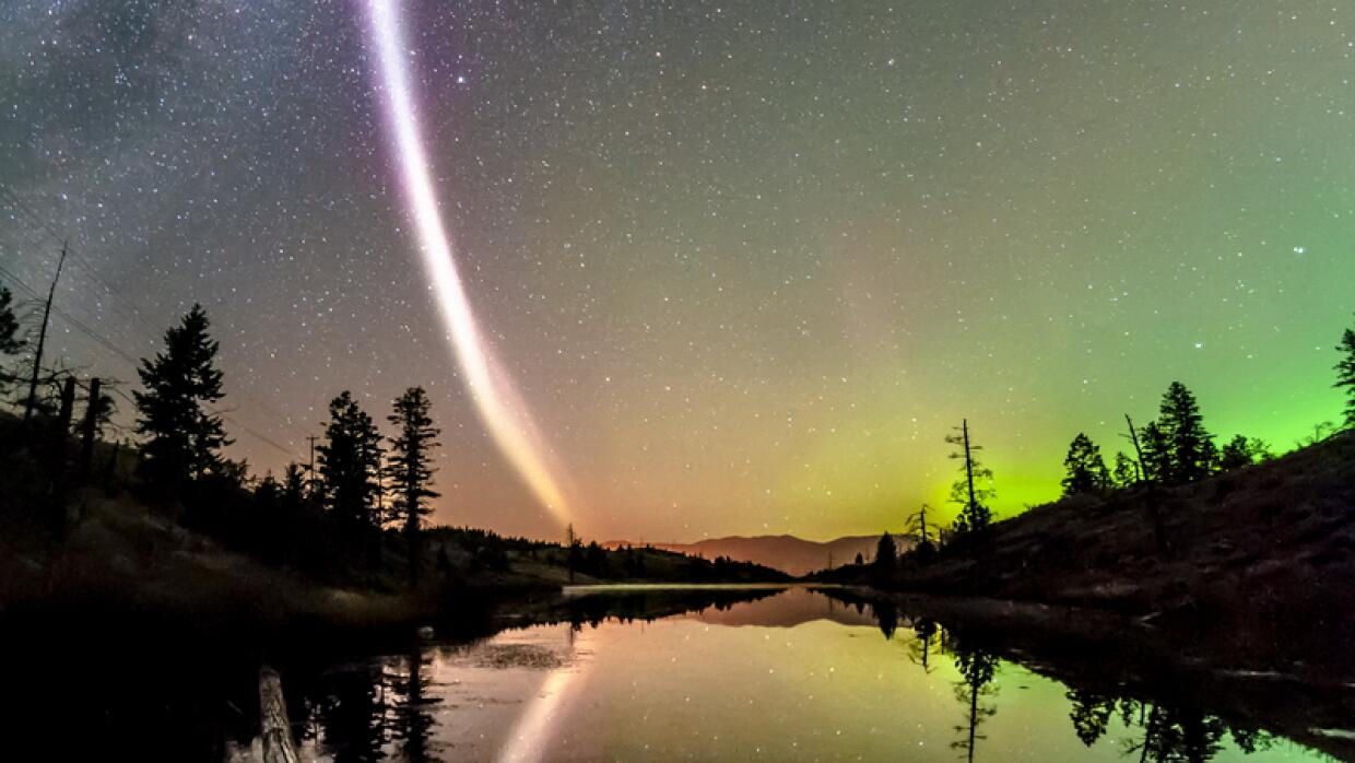 Una luz púrpura fue descubierta por científicos en el cielo de la noche....