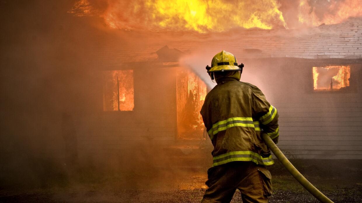 Bombero atiende incendio.