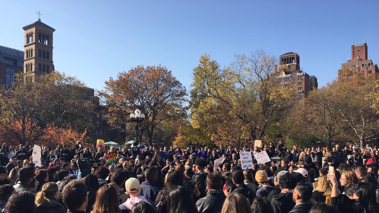 Varios estudiantes de New York University (NYU) se aglutinarion en el Wa...