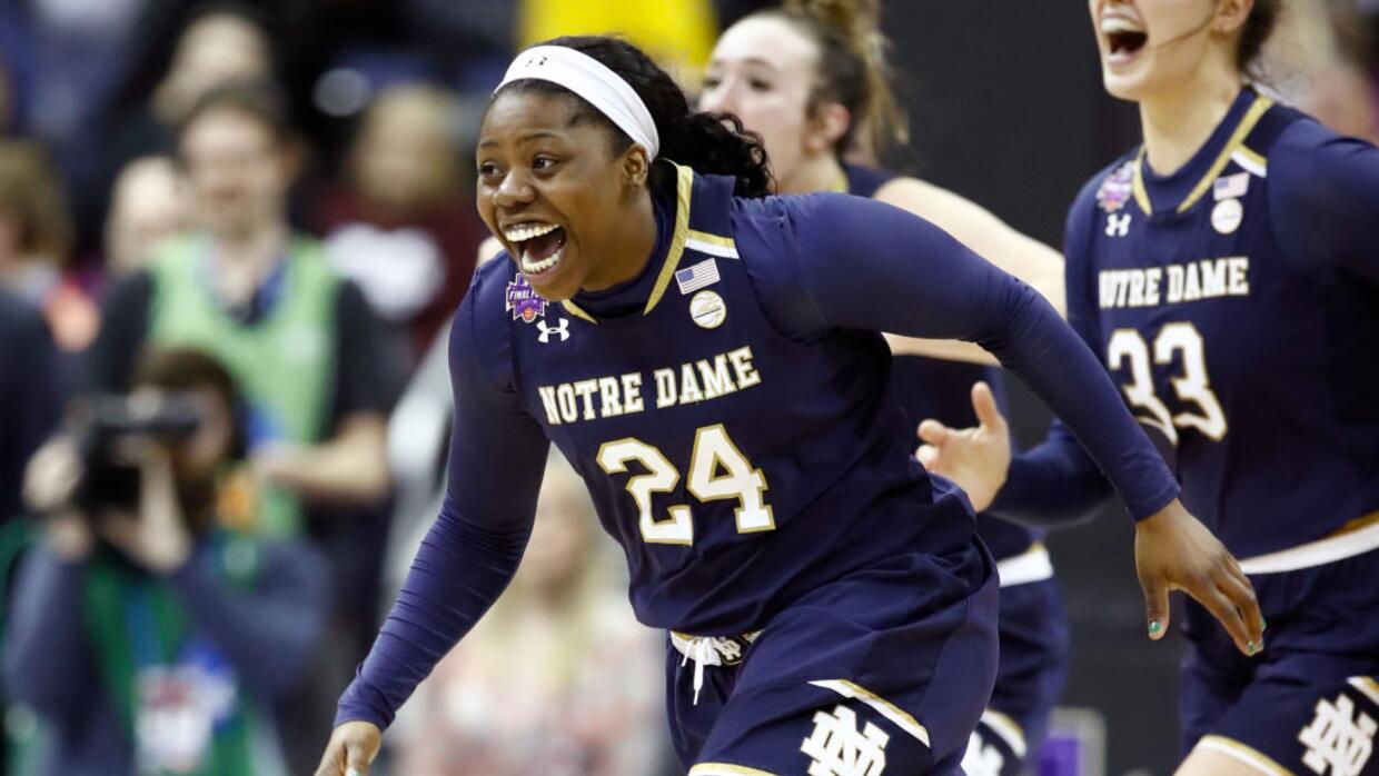 Kobe la felicitó, luego la retó y ella respondió dándole el título de la NCAA a su equipo con otra cesta ganadora