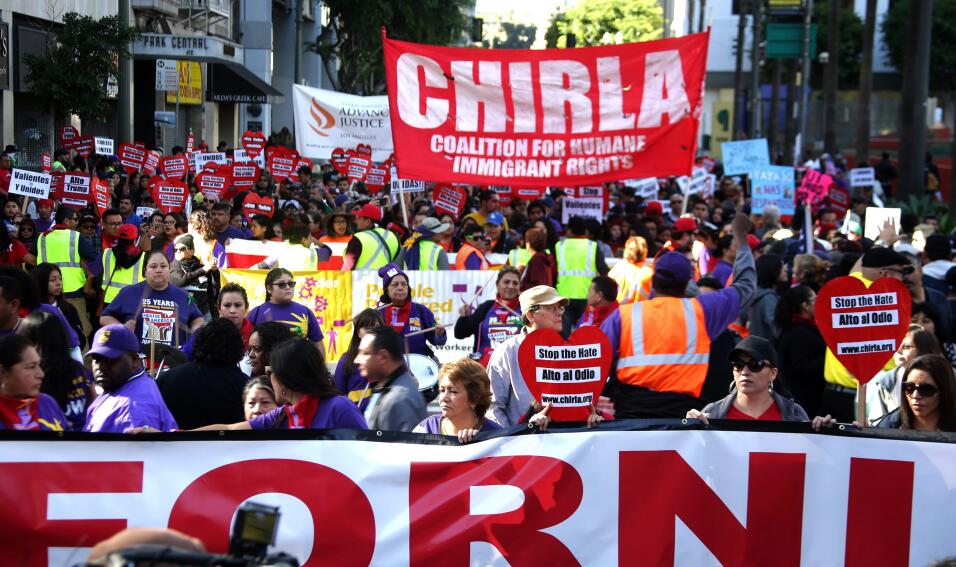 Miles de manifestantes marchan por las calles de Los Ángeles en el '...