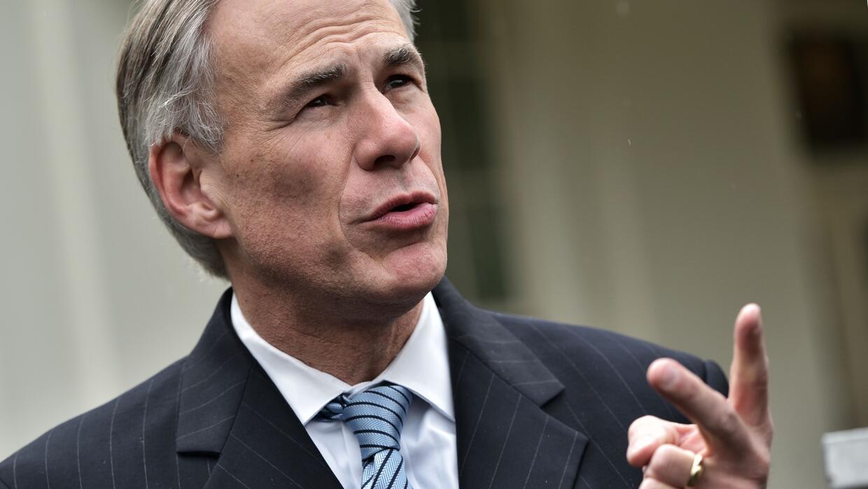 Greg Abbott firmó la ley que prohíbe las ciudades santuario en Texas.