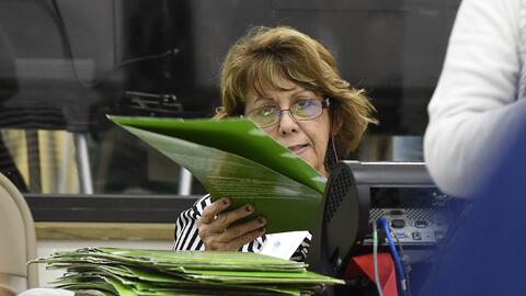 Funcionaria electoral en Miami, Florida, supervisa jornada de voto antic...