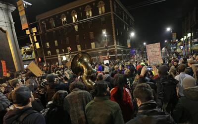 Manifestantes tomaron calles del centro de Berkeley.