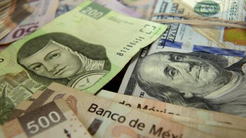 Pesos mexicanos y dólares.