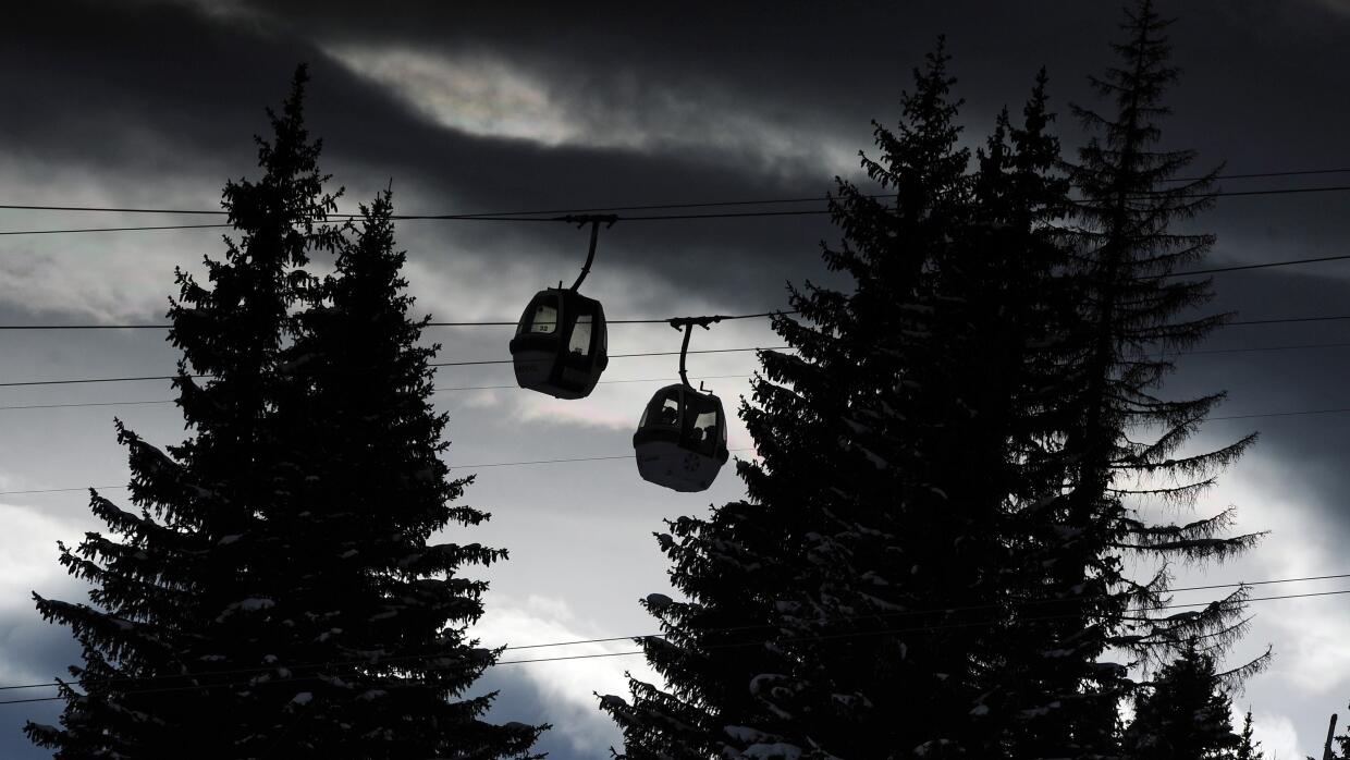 Espectacular rescate a 150 esquiadores en los Alpes franceses que llegarán a tiempo para Nochebuena