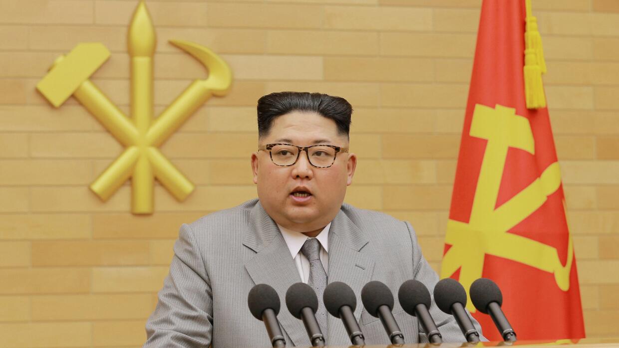 Kim Jong Un dando su discurso de Año Nuevo, transmitido por la televisió...