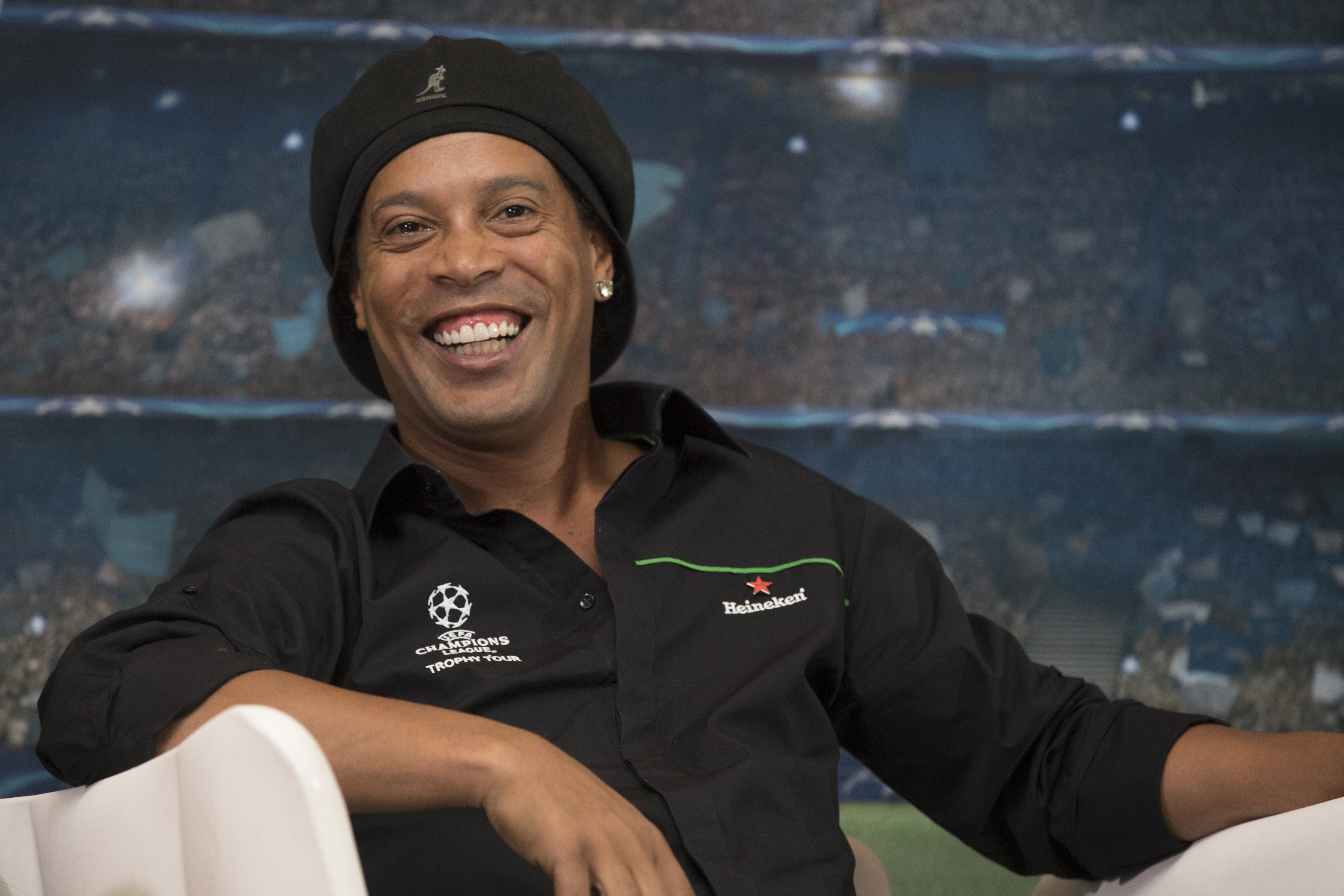Ronaldinho mantiene 'gira mundial' pese a tener retenido el pasaporte