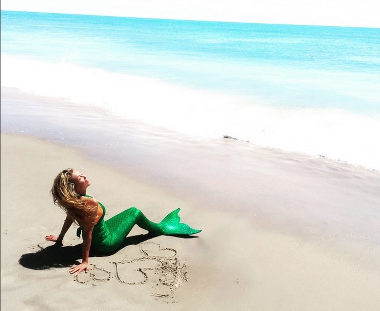 Thalía se transforma en sexy sirenita