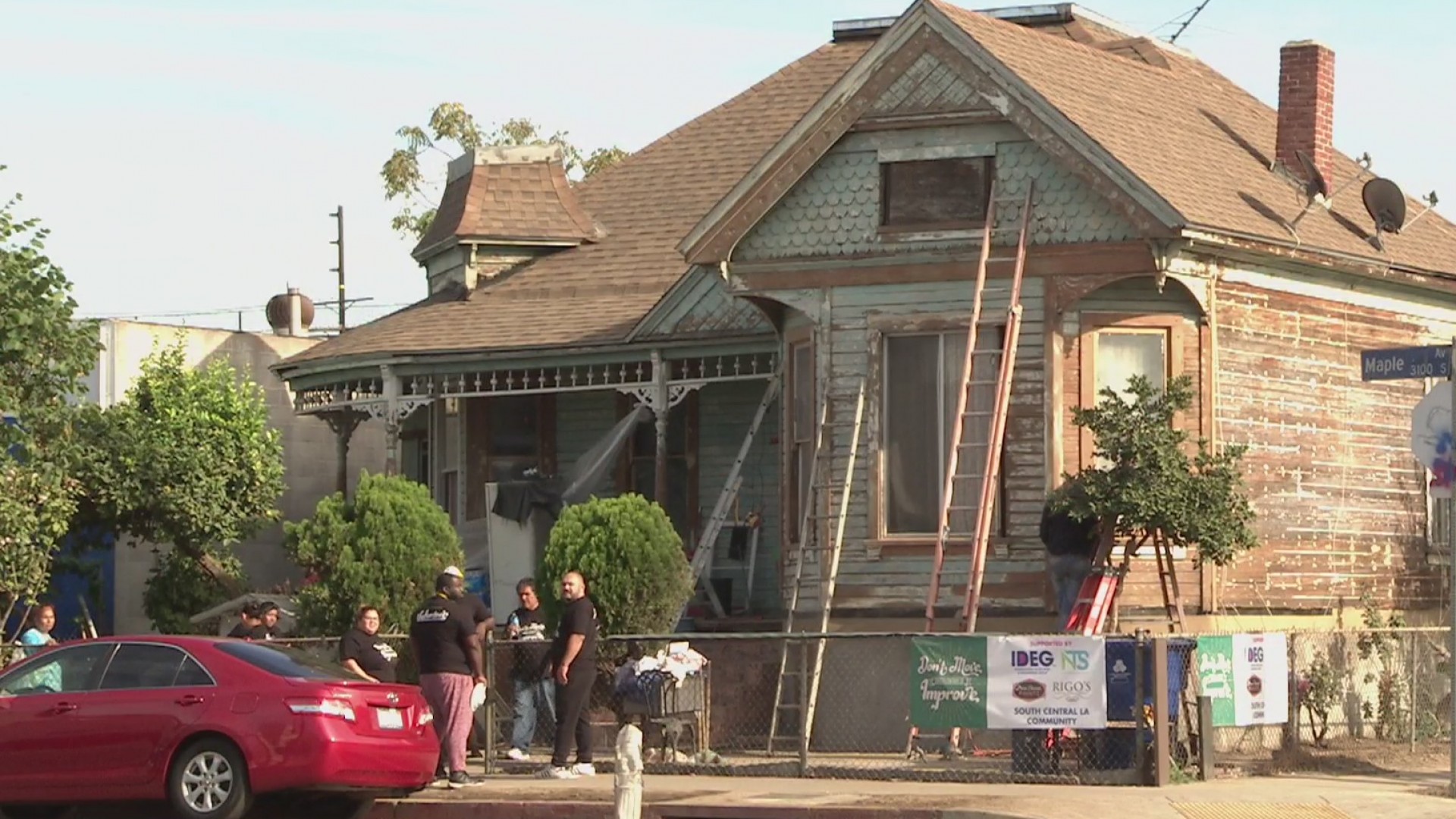 Residentes del sur de Los Ángeles se unen para ayudar a remodelar la