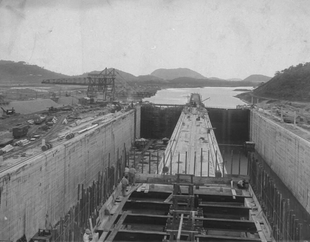 La construcción de la esclusa de Miraflores en el Canal de Panamá en 191...