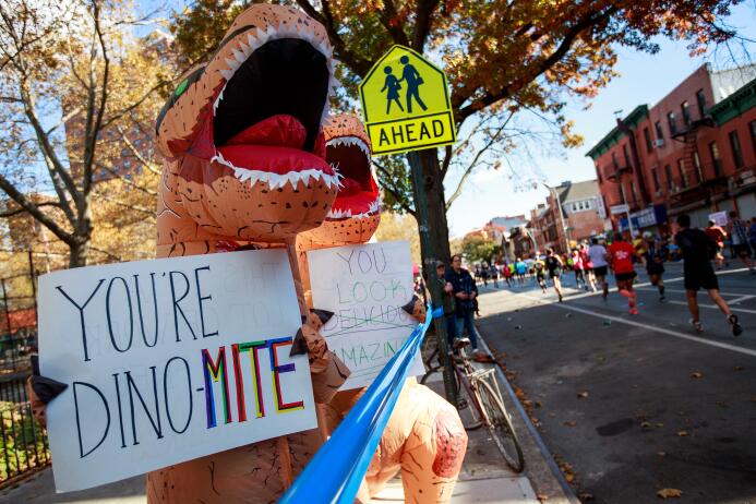 Las pancartas de estos dos dinosaurios leían: "eres 'dinomita&#...