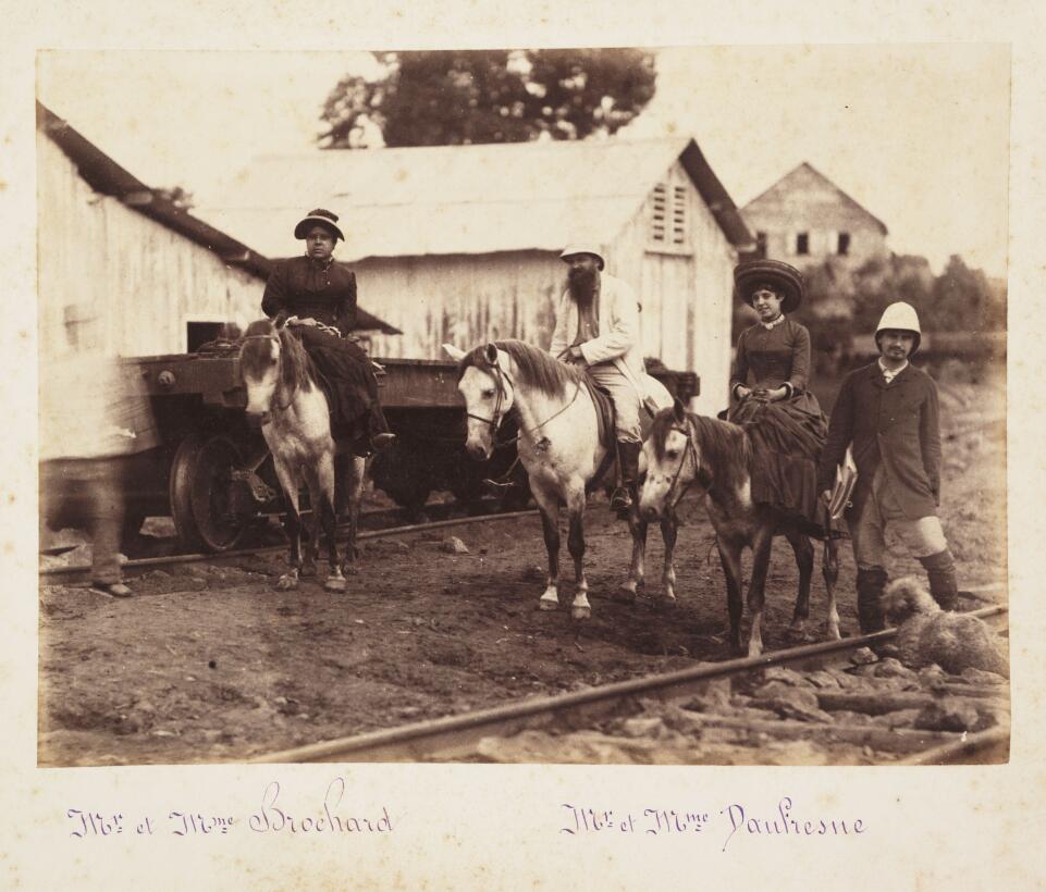 En esta fotografía de 1885, dos ingenieros franceses empleados en la co...