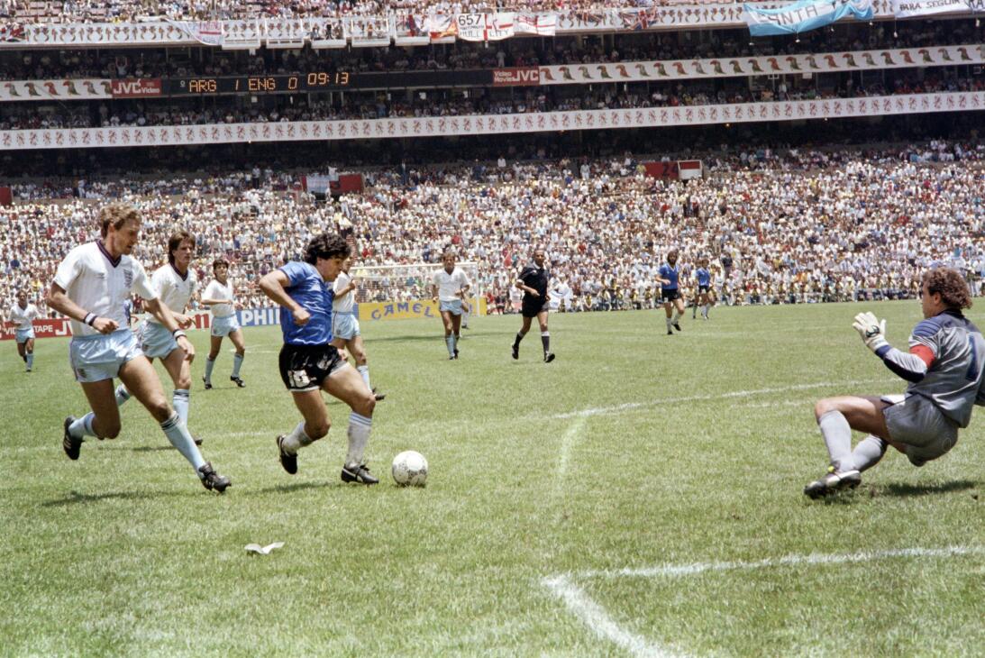 Arbitrajes y decisiones controversiales en el mundo del fútbol GettyImag...