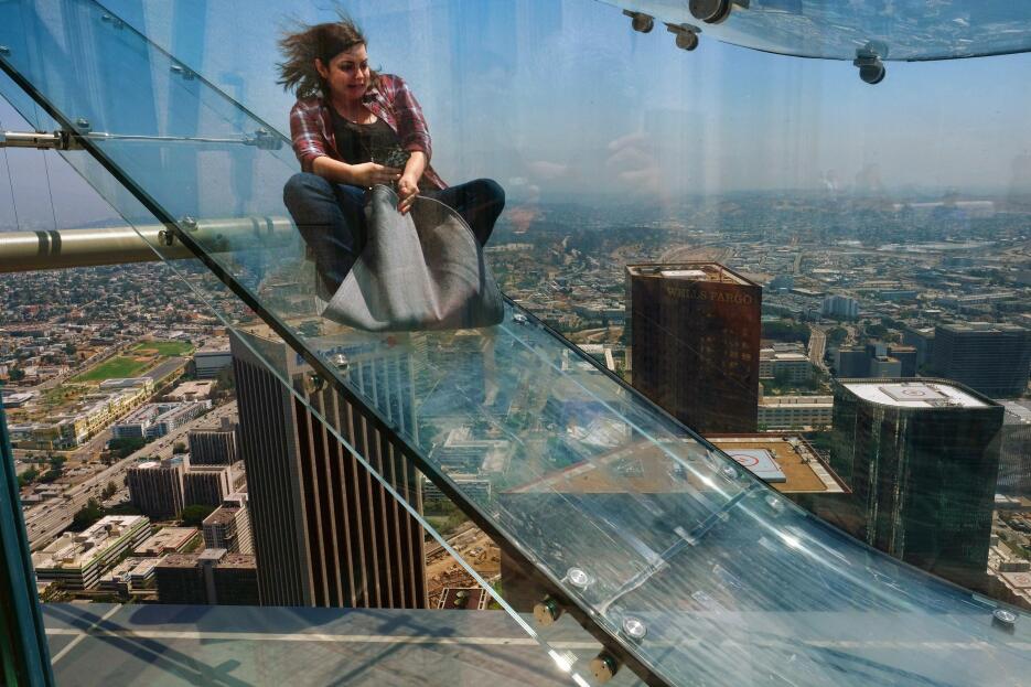 Este sábado inauguraron el Skyslide en la US Bank Tower