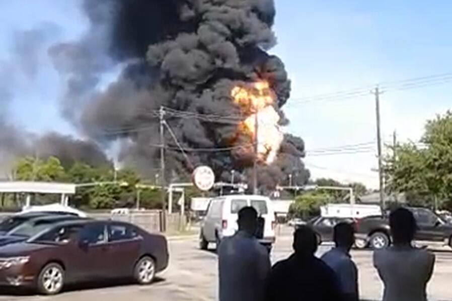 Impactantes imágenes de un masivo incendio en Houston