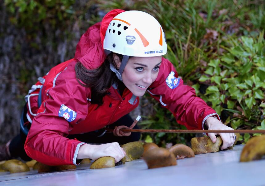 William y Kate escalando una pared.