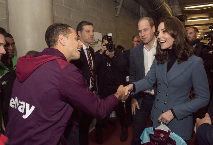 ¡Lord Chicharito!: Javier Hernández compartió con la familia real de Ing...
