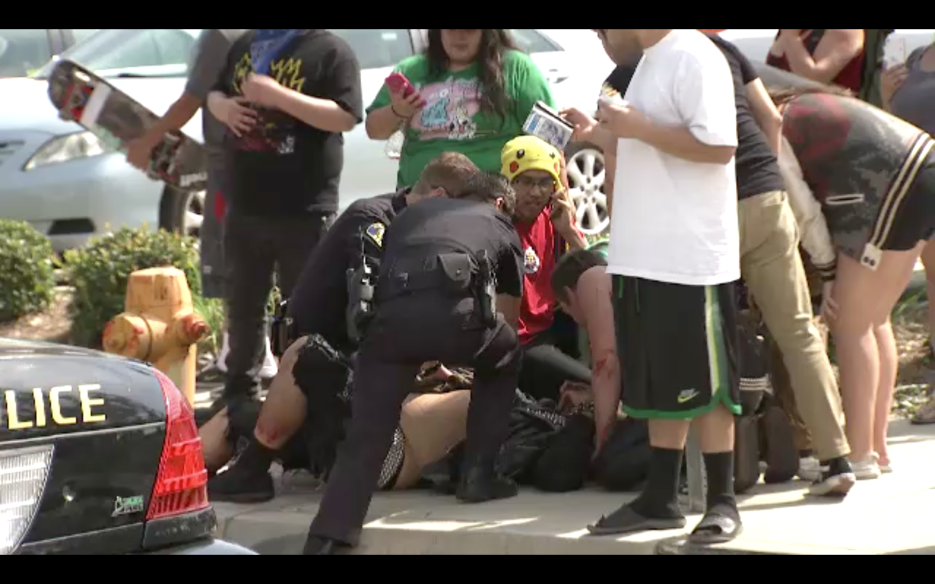 Tres personas fueron apuñaladas en una protesta del KKK en Anaheim.