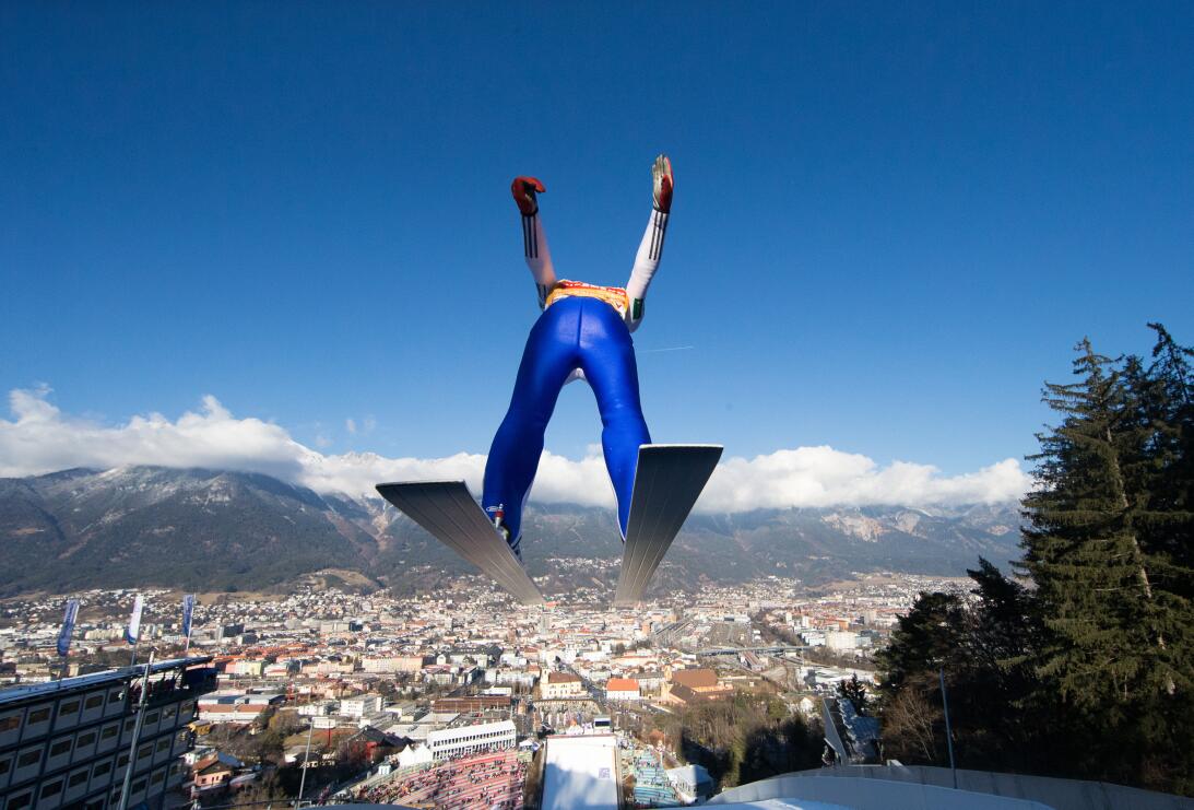 Espectáculo en el aire en la Copa Mundo de esquí en Austria GettyImages-...