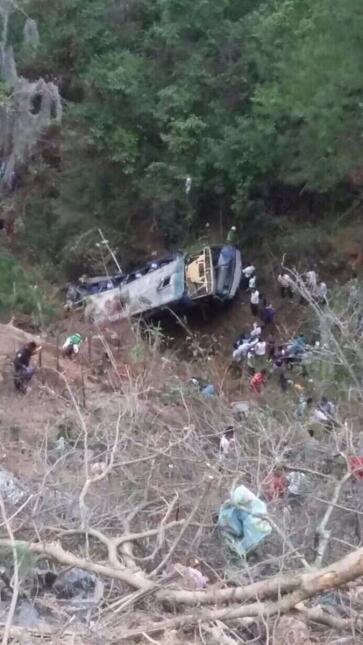 17 muertos y 31 heridos al despeñarse un autobús en Chiapas, sur de Méxi...