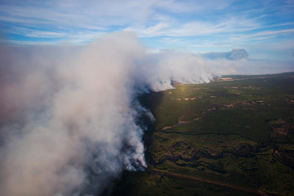 Los equipos que combaten el incendio dijeron que la única forma de contr...