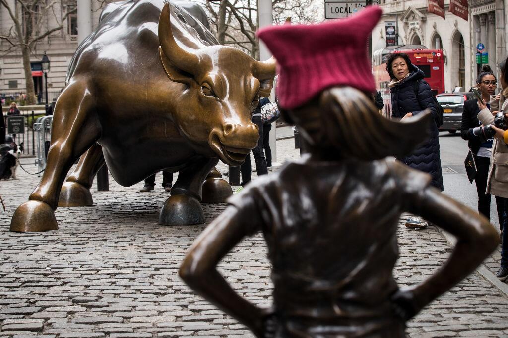 En el Día Internacional de la Mujer, la estatua de una niña desafía al i...