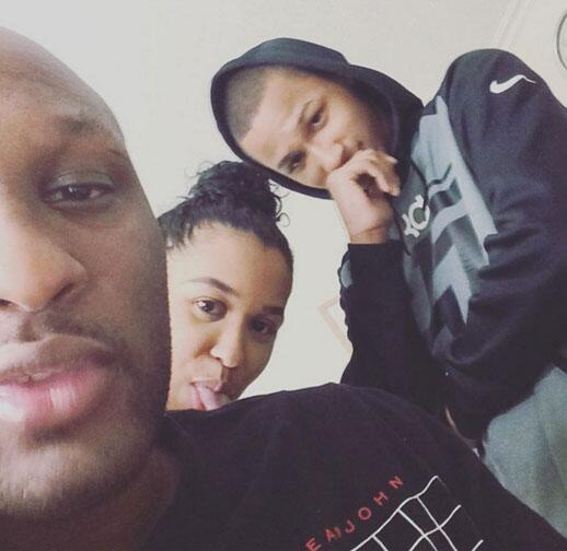 Aquí está Lamar mostrando mejoría junto a los dos hijos de su relación c...