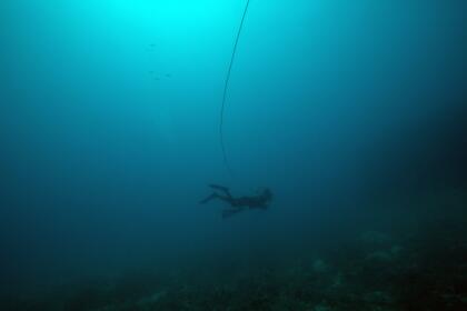 Según las técnicas de buceo, se debe ascender a la superficie de manera gradual para eliminar el nitrógeno que los tejidos del cuerpo absorben durante la inmersión. Dependiendo de la profundidad es necesario hacer distintas pausas antes de llegar a la superficie. También se debe limitar el número de descensos que hace una persona al día.
