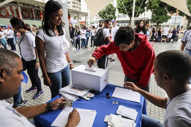 Filas desde la madrugada en Caracas 636358118635572193w.jpg