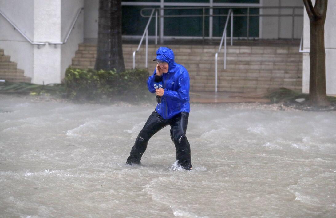 ELX01. Miami (Estados Unidos), 10/09 / 2017.- Una persona fotografía los...