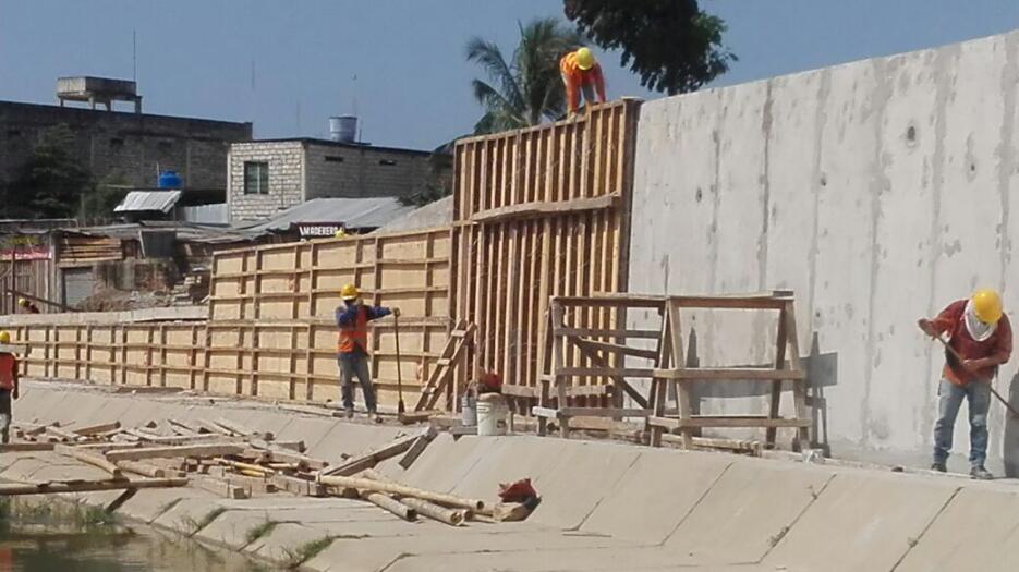 En fotos: así es el muro que Ecuador construye en su frontera con Perú W...