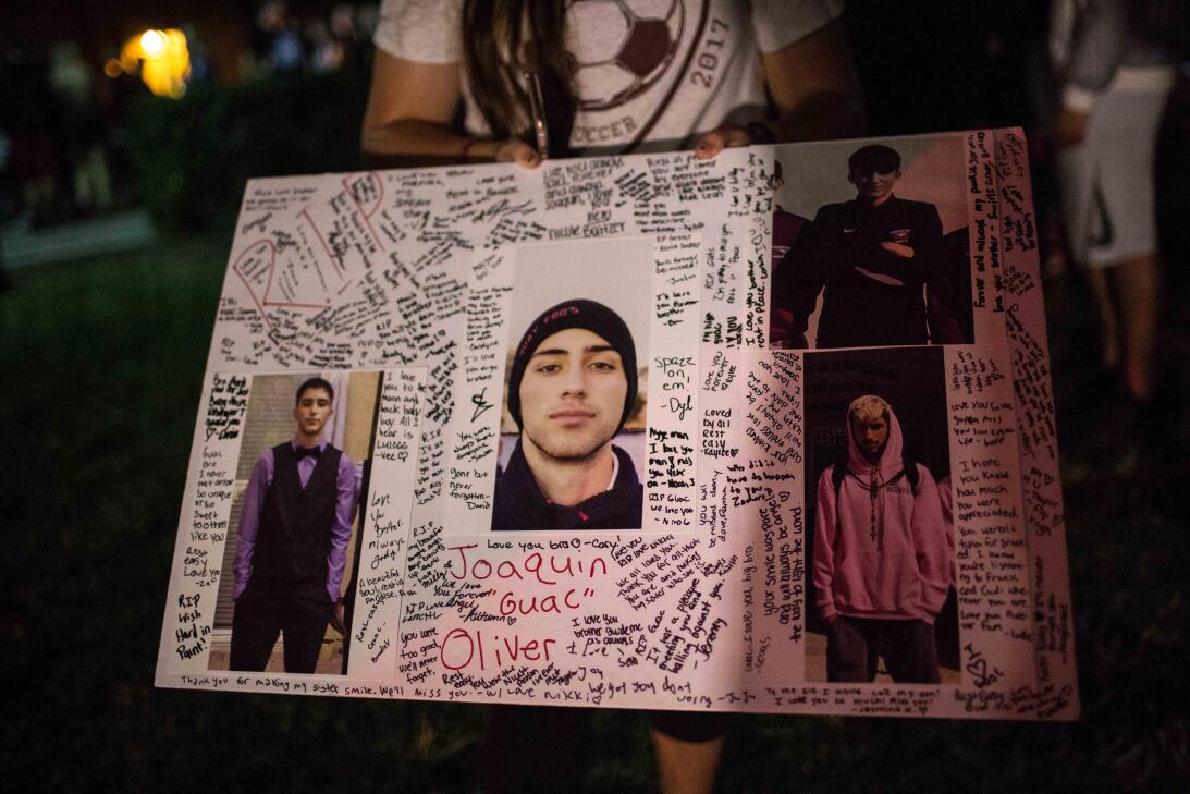 Image result for Nunca va a ser lo mismo": los sobrevivientes del tiroteo de Parkland se reencuentran entre abrazos, flores y velas