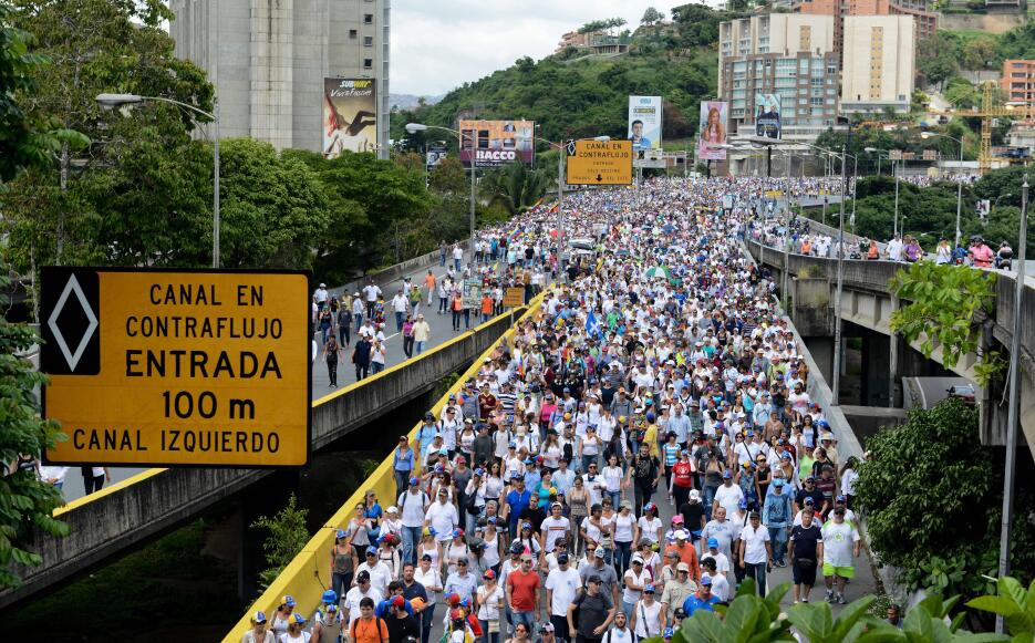 La gente se ha tomado las calles, incluida la autopista más importante d...