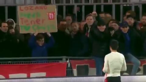 El mexicano acudió a las gradas para atender a un pequeño aficionado.