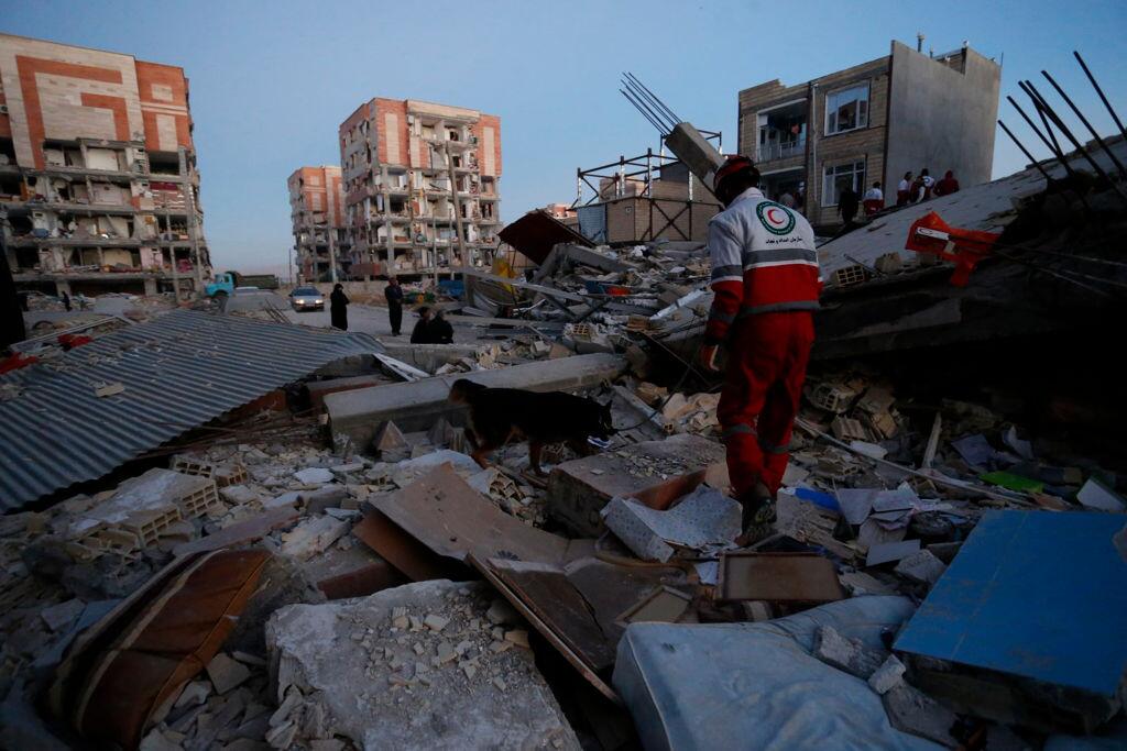 En fotos: Un potente terremoto causa más de 300 muertos y miles de herid...