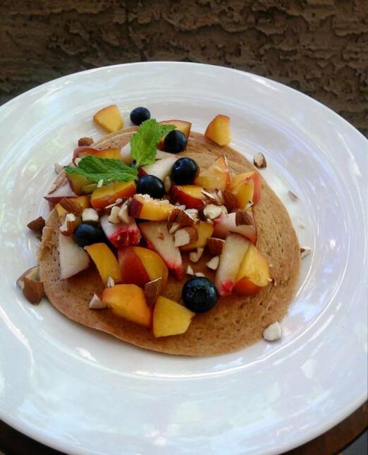 Alicia de la Cruz agregó duraznos y almendras a sus pancake de avena y c...