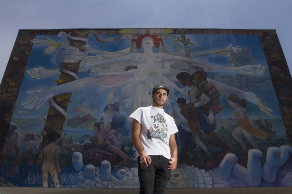 El artista Dhear frente a su mural, en el Hospital Homeopático, en Ciuda...