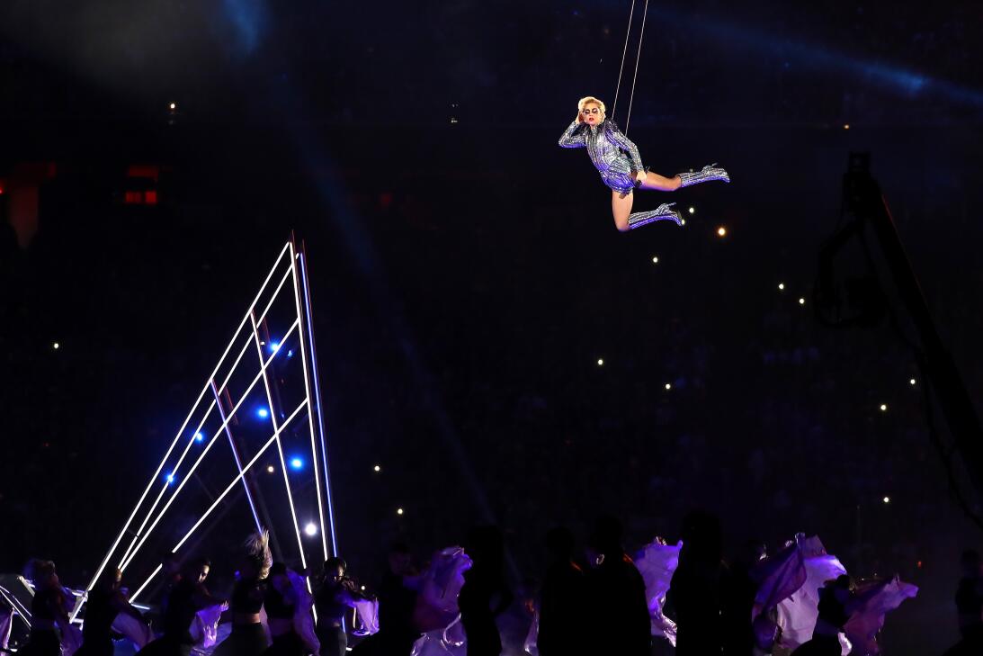 Lady Gaga le 'dio vuelo' al espectáculo de medio tiempo en el Super Bowl...