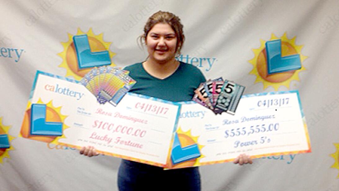 Rosa Dominguez con sus dos premios de la lotería de California.