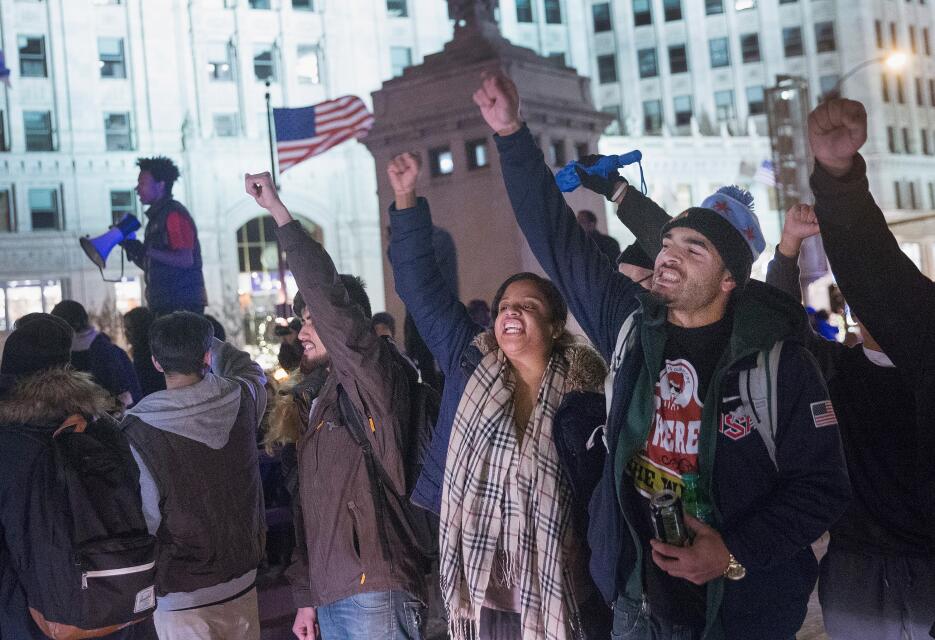 Imágenes del segundo día de protestas en Chicago por la muerte de Laquan...