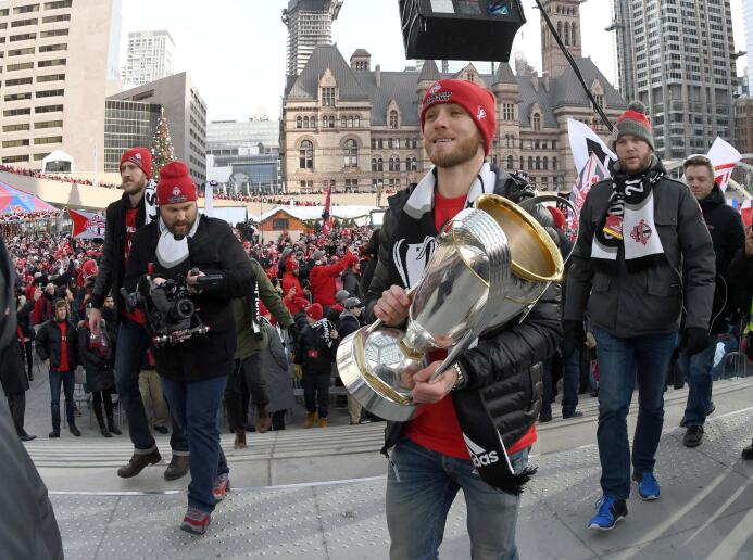 Toronto FC paseó la MLS Cup por las calles de la ciudad ante una enfervo...