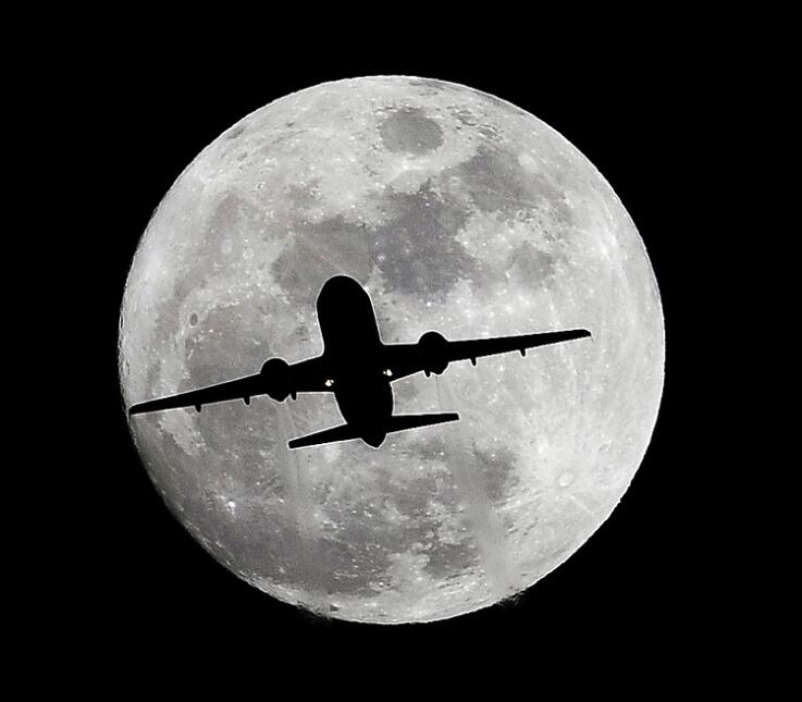 Fría luna llena en Navidad