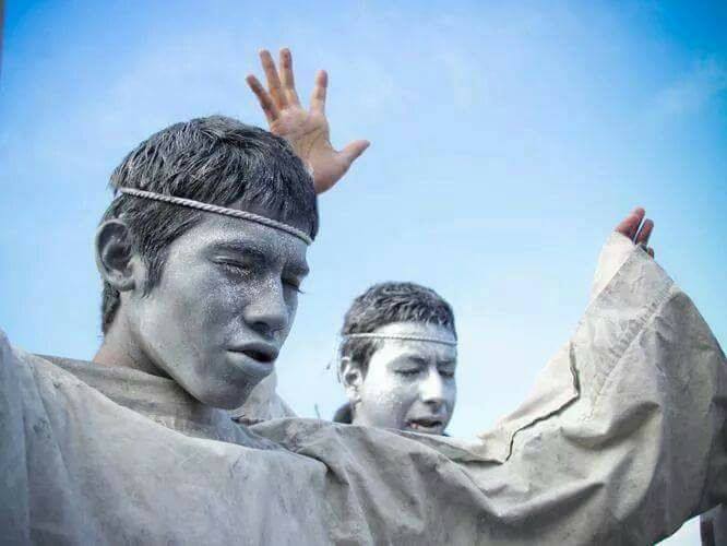 Se llaman los “Ángeles mensajeros” y pertenecen a la comunidad evangélic...